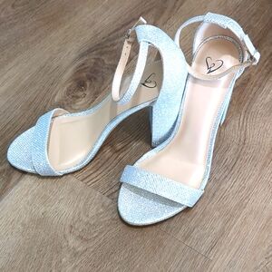 NWOT! WINDSORS🔥 Glitter Bridals Pumps